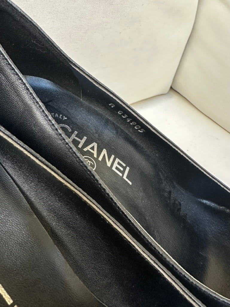 Chanel Cap Toe Leather Heels (39)