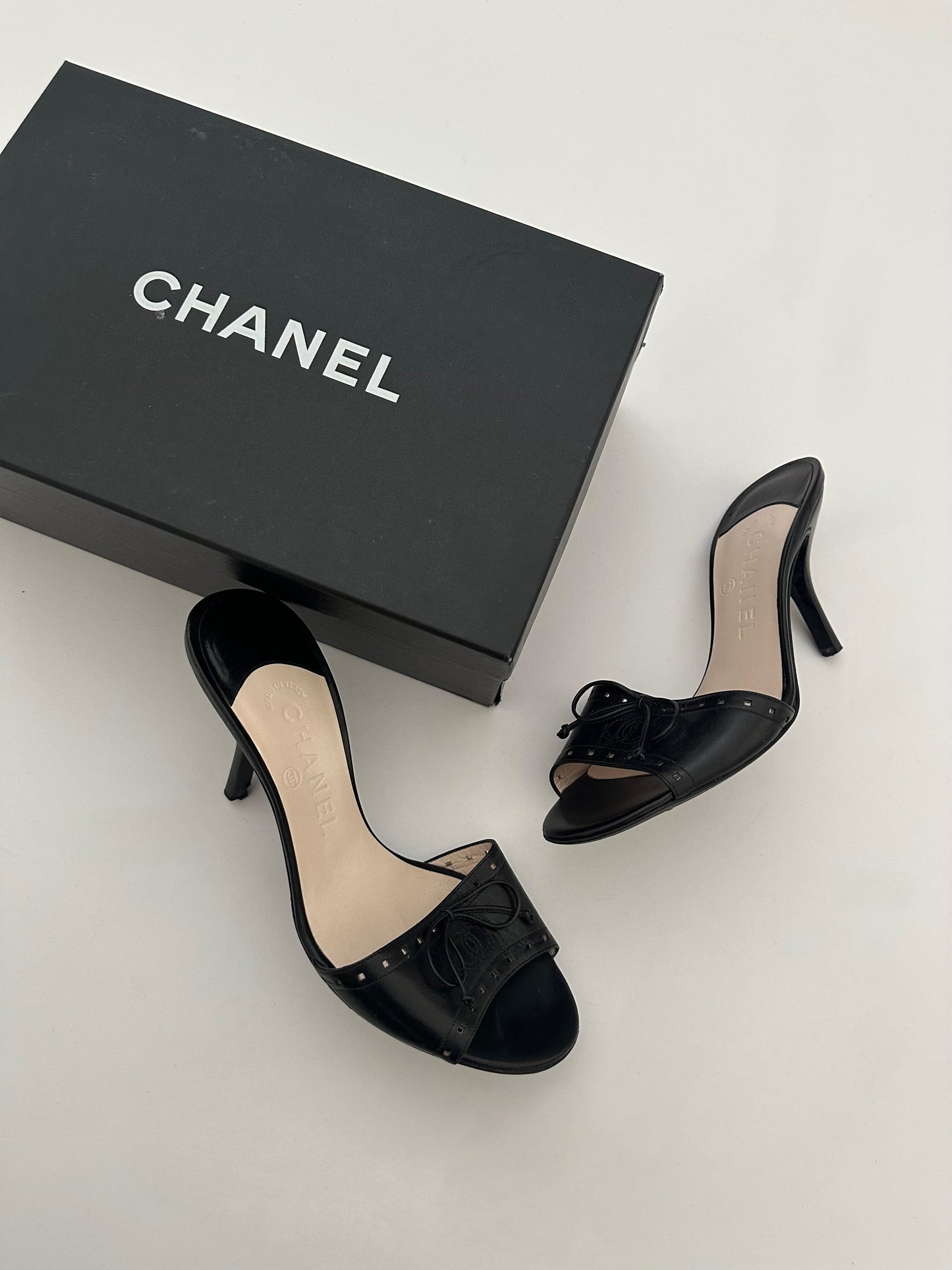 Chanel Leather Kitten Heels (37,5)