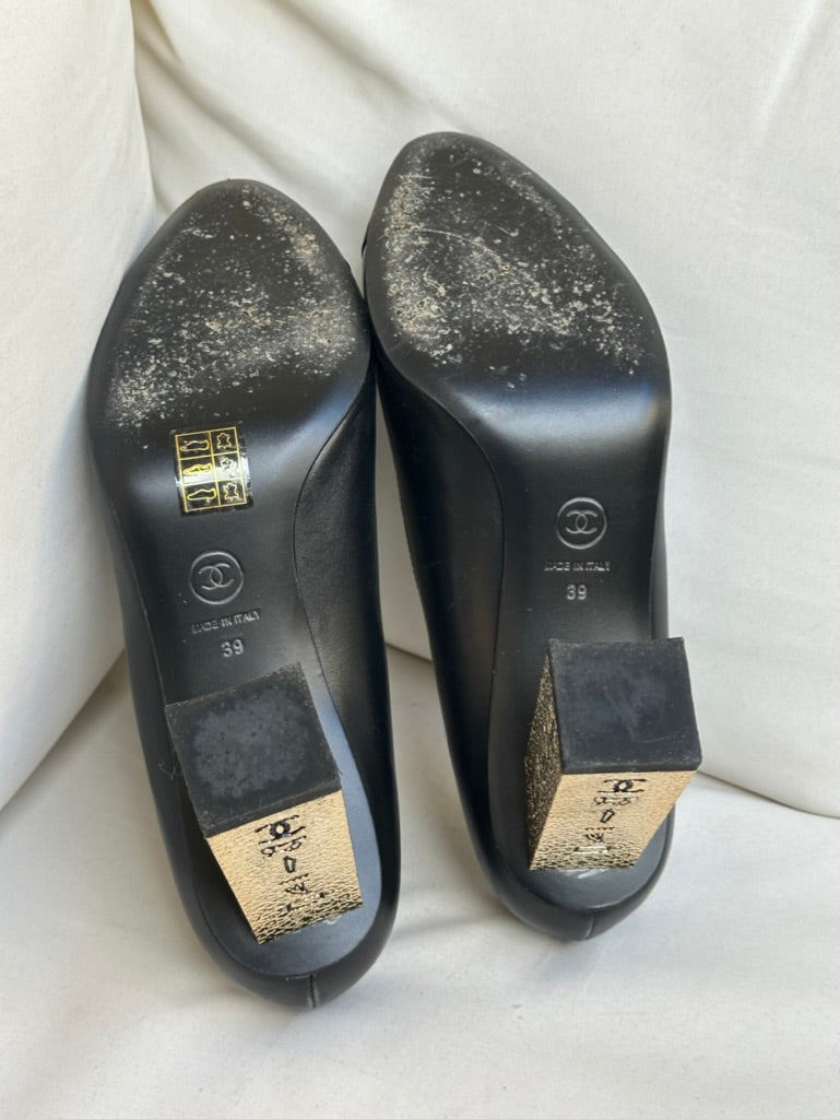 Chanel Cap Toe Leather Heels (39)