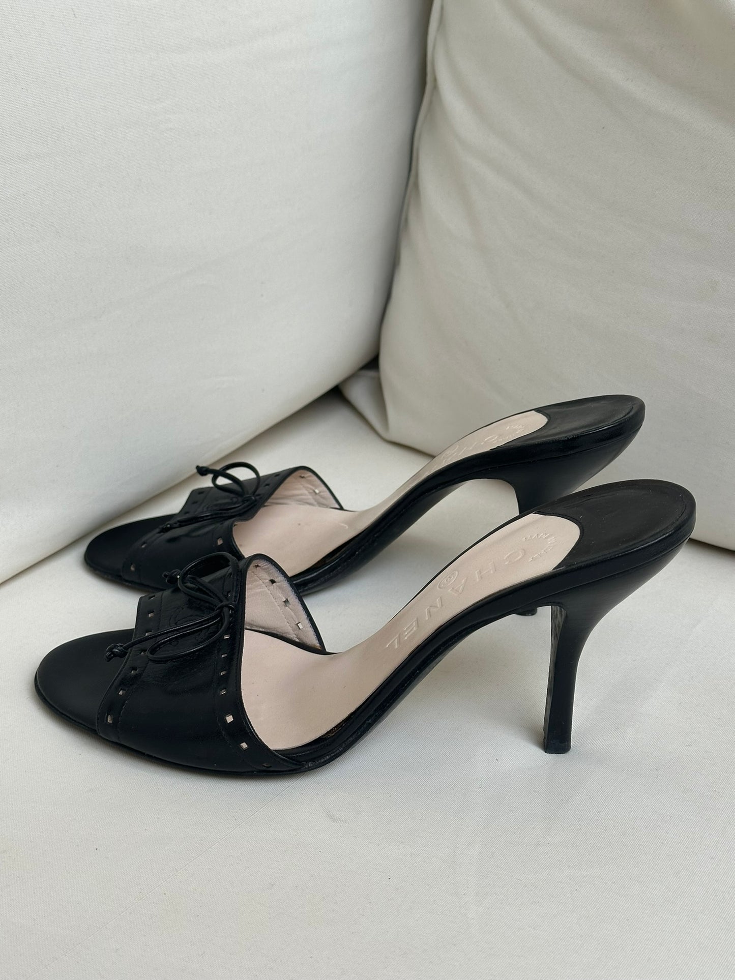 Chanel Leather Kitten Heels (37,5)