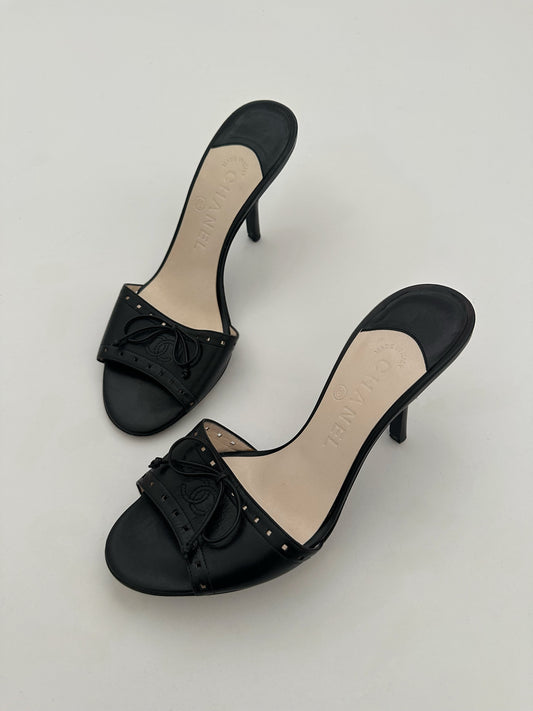 Chanel Leather Kitten Heels (37,5)
