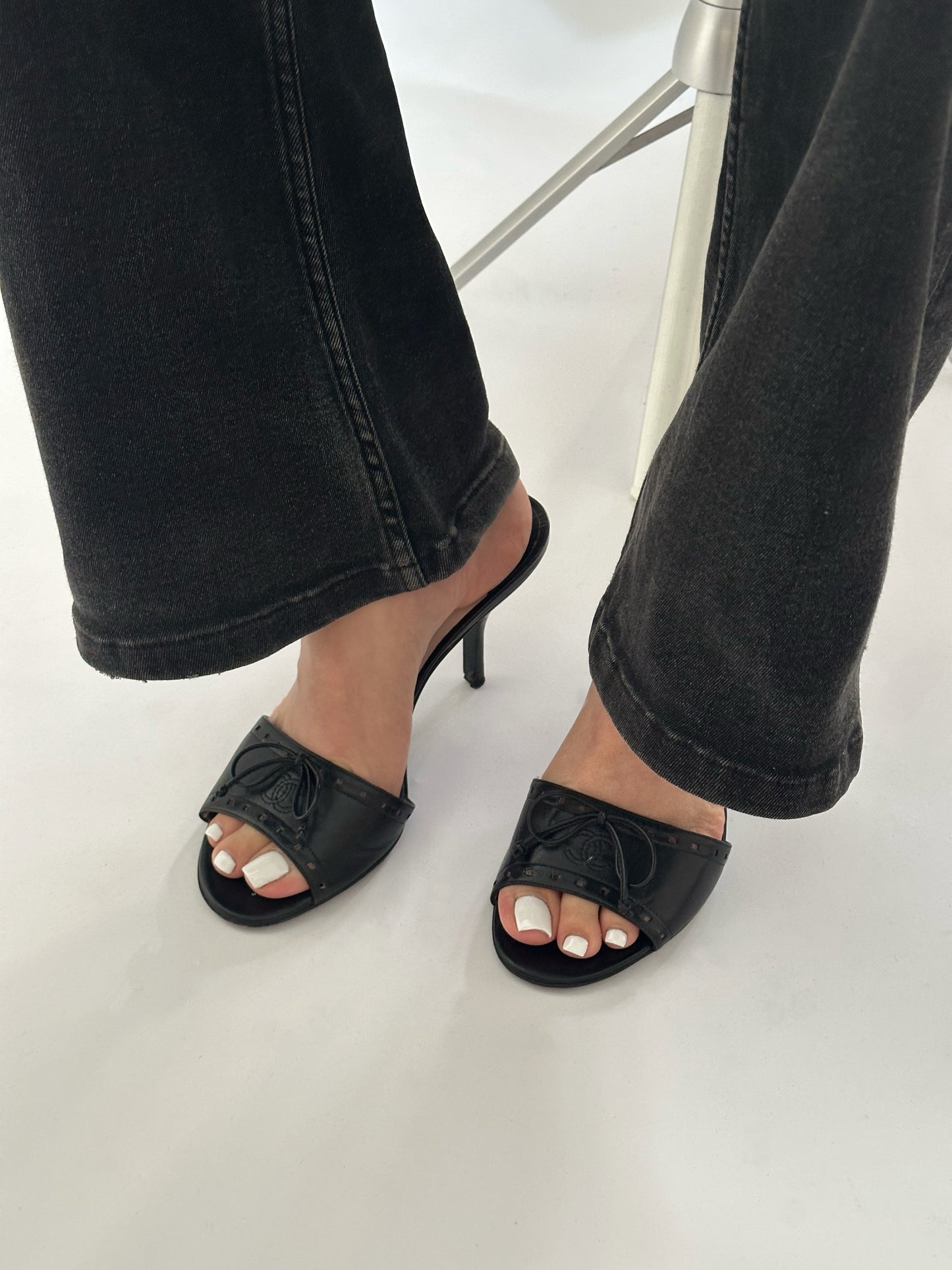 Chanel Leather Kitten Heels (37,5)