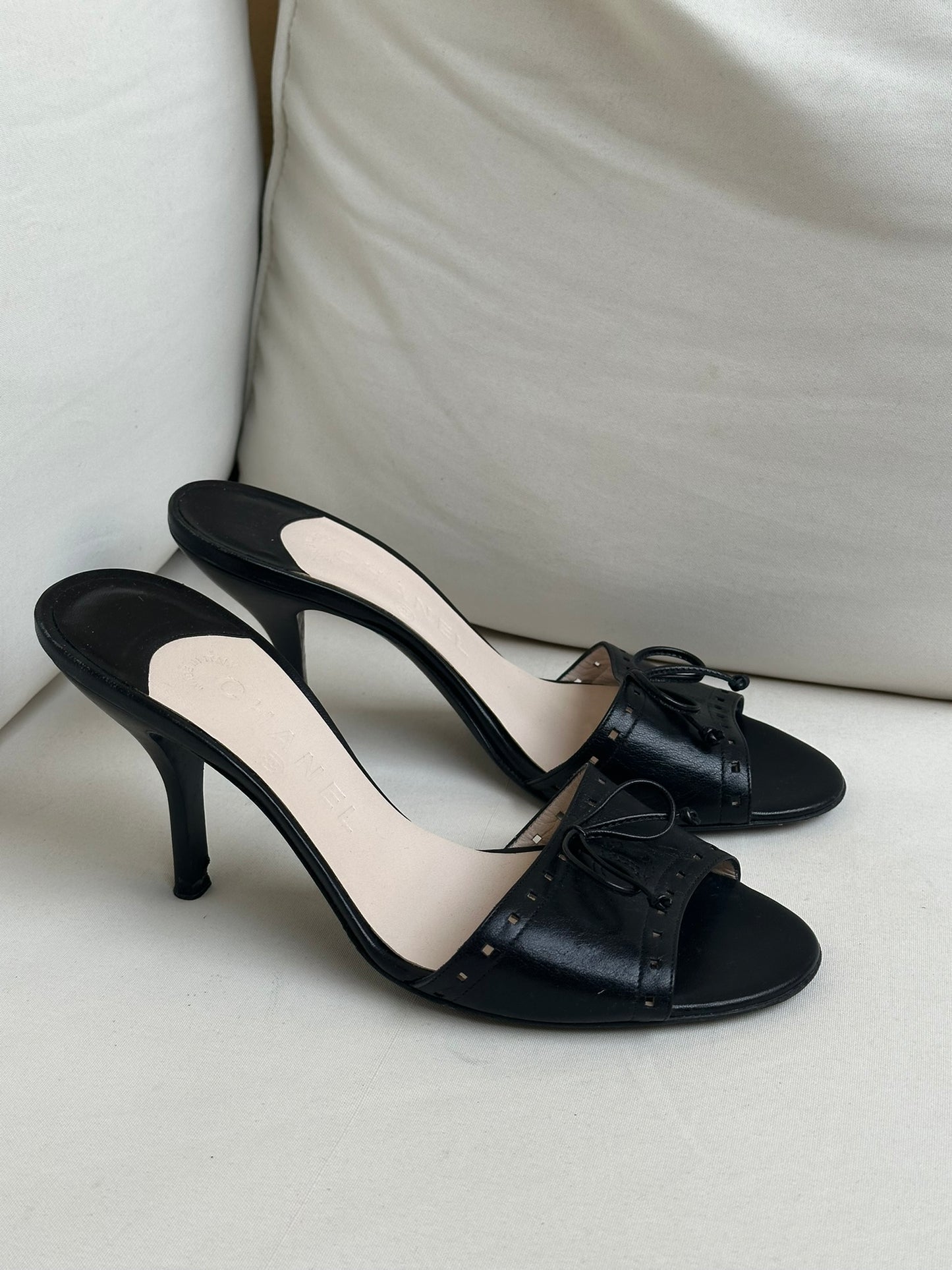 Chanel Leather Kitten Heels (37,5)